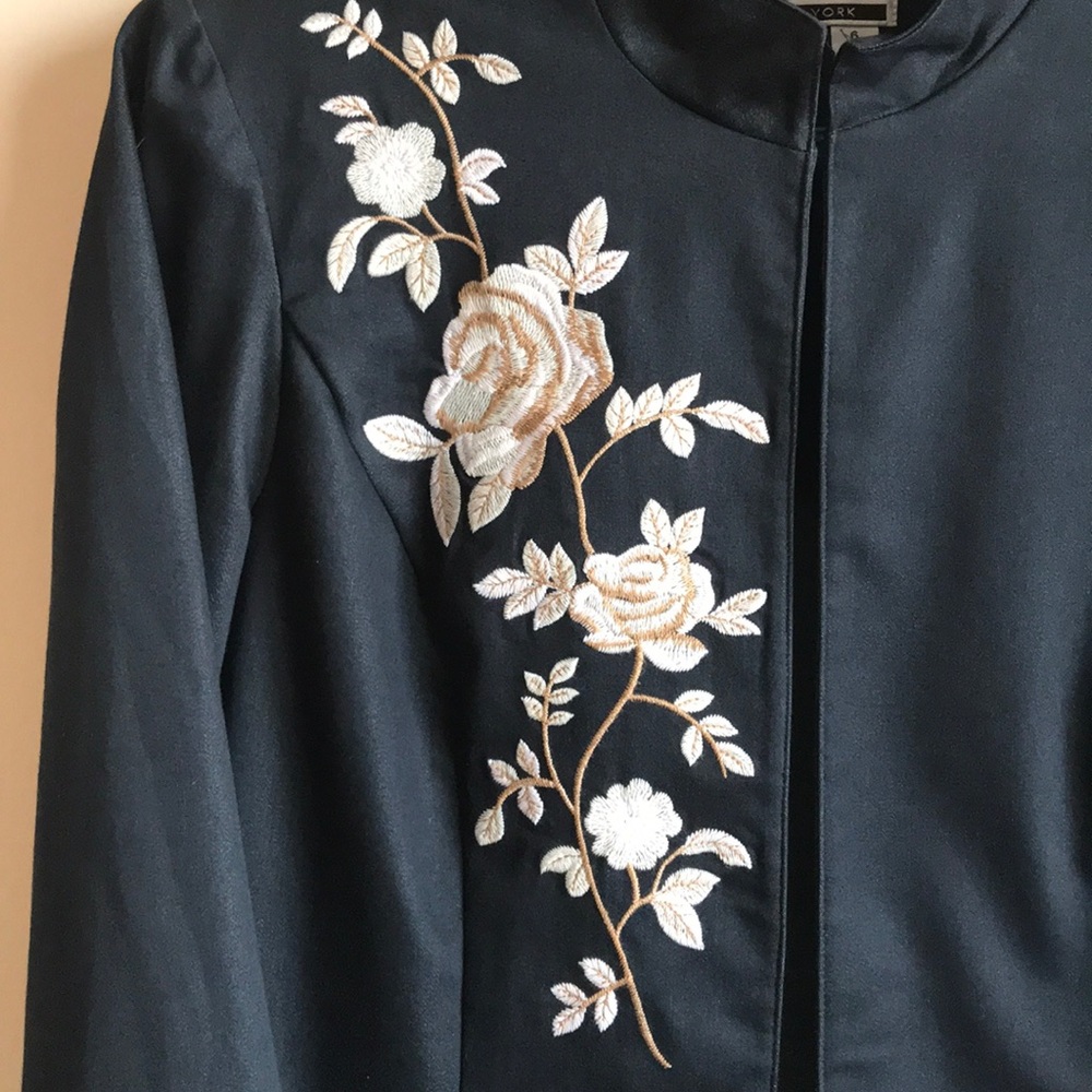 Beautiful jacket - Picture 2 of 5